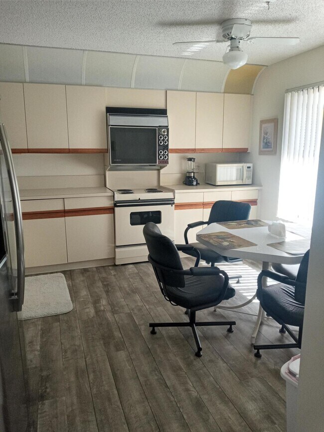 Foto del edificio - 5750 Fairway Park Ct