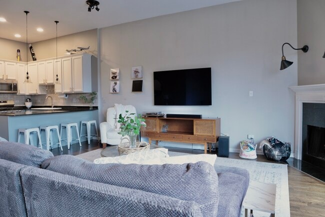 Building Photo - 1140 N Milwaukee Ave