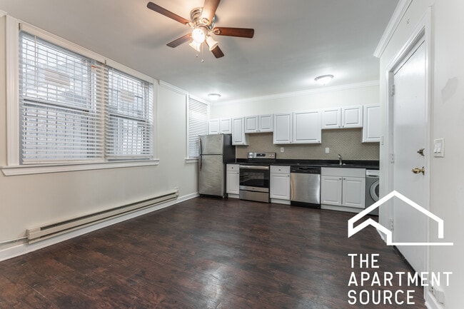 Building Photo - 3345 N Marshfield Ave