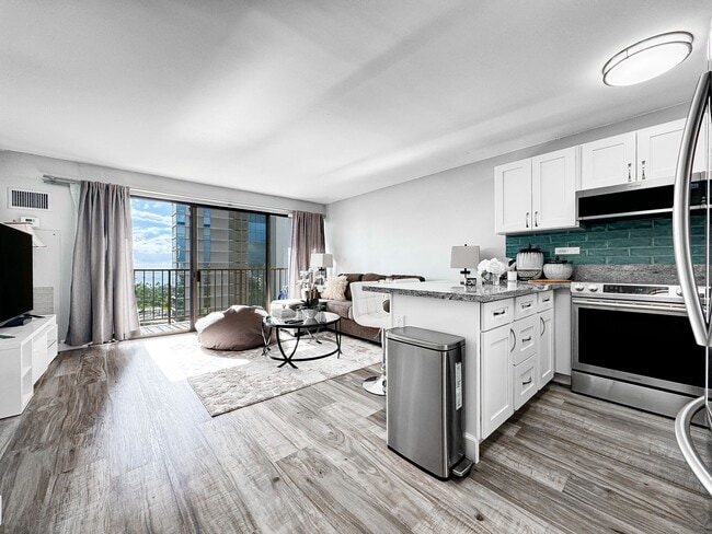 Foto del edificio - Fully Furnished Waikiki Condo with Direct Ocean Views, Parking, Central A/C