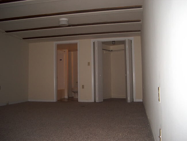 Building Photo - 107 W Broad St