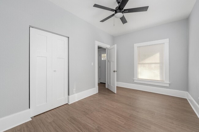 Building Photo - 221 N Elizabeth St