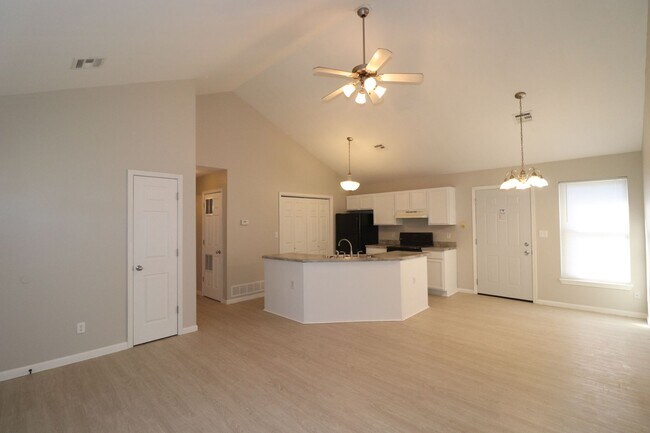 Building Photo - Remodeled Duplex Rent ready!