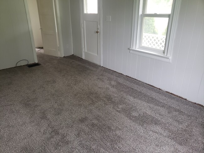 Building Photo - 247 Henricks Rd