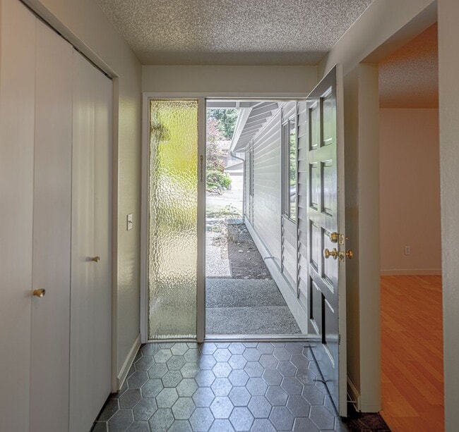 Building Photo - 17123 NE 31st Pl
