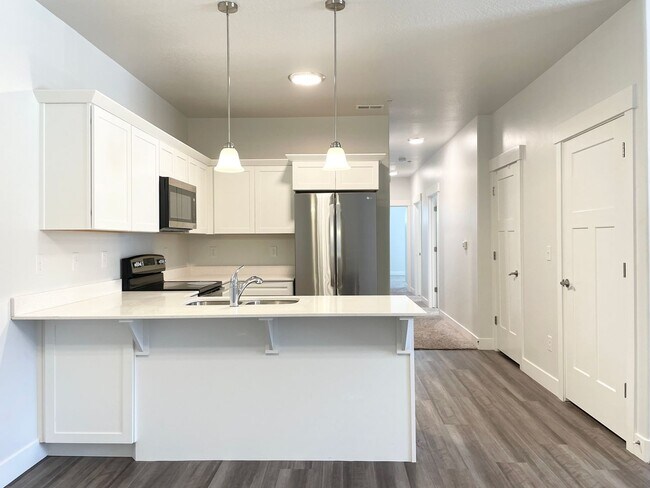 Building Photo - Spacious Condo Near Primary Children’s Hospital!
