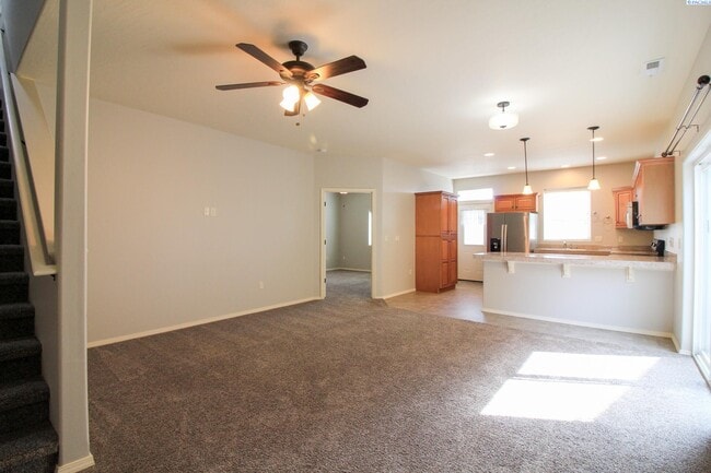 Building Photo - 3 Bed/2.5 Bath Kennewick Townhouse