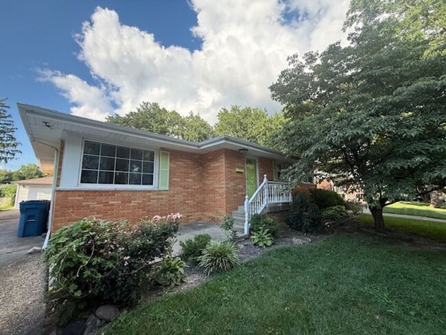 Building Photo - 2125 Brentwood Dr