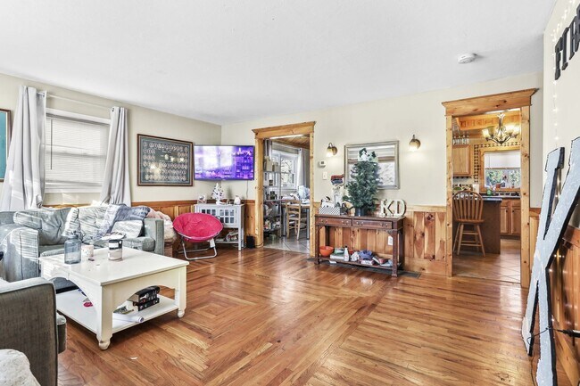 Foto del edificio - Spacious 7-Bedroom Home with Chalet Interior & Ample Parking – Ewing, NJ