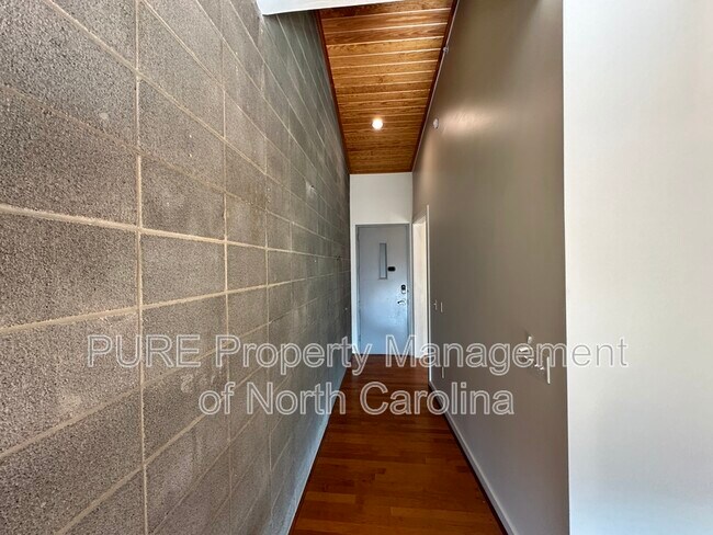 Foto del edificio - 2116 McClintock Rd