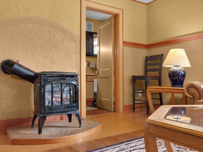 Entrada al baño con chimenea de gas - 513 Bond St