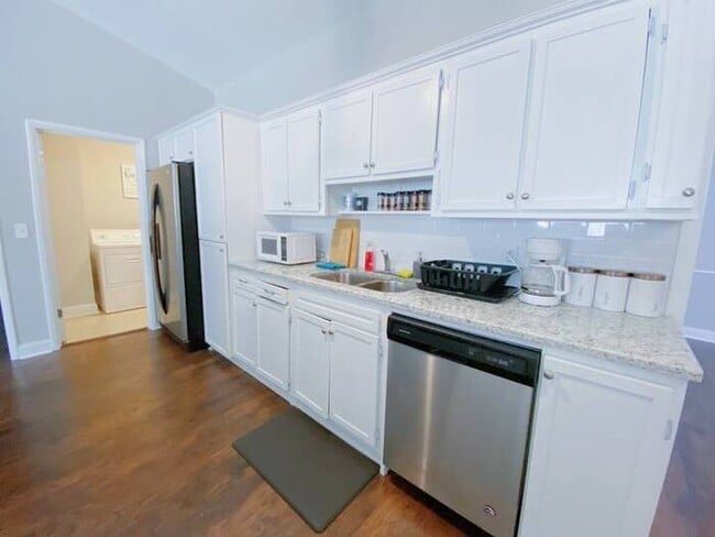 Foto del edificio - COMING SOON !!!! MARCH 6TH, 2026!!!!!