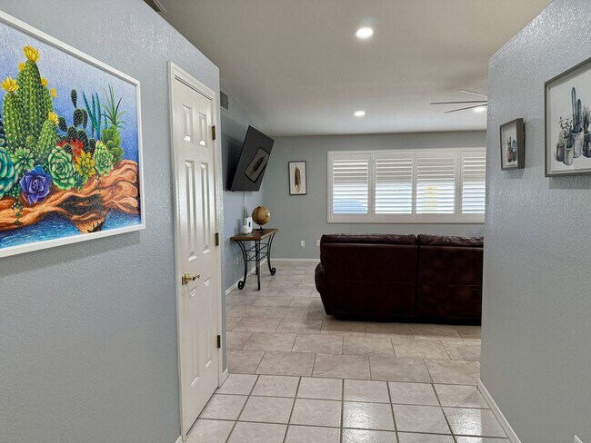 Foto del edificio - PENDING! Winter Furnished Home December 20...