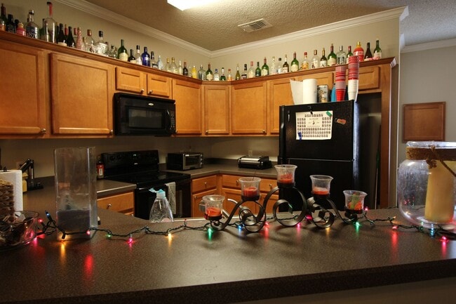 Building Photo - Condo WALKING DISTANCE TO TECH! Pre-leasin...