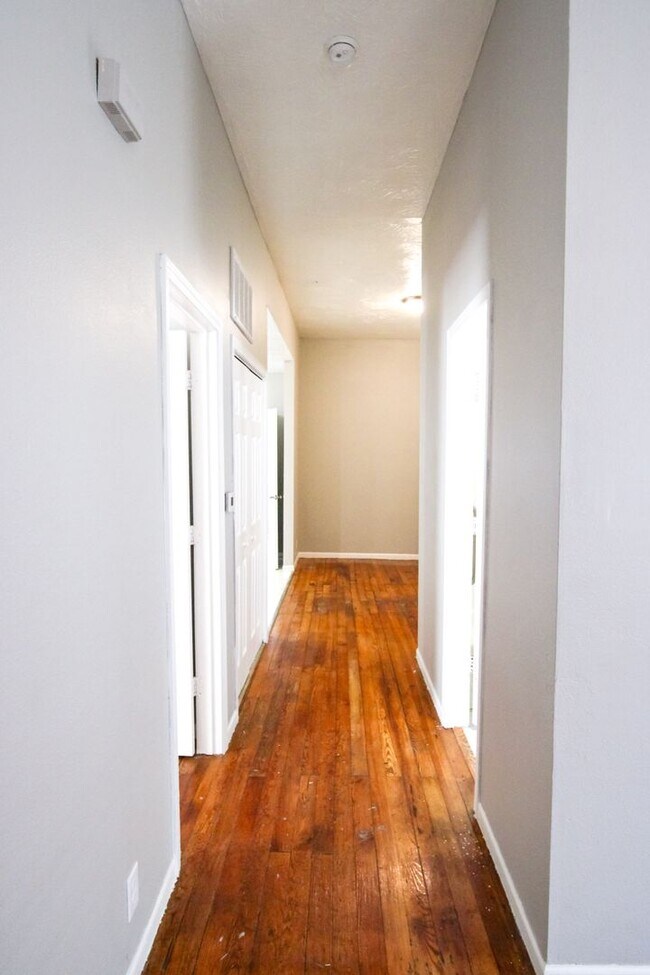 Building Photo - **Spacious 3 bed 2 bath w/ Fenced In Back ...