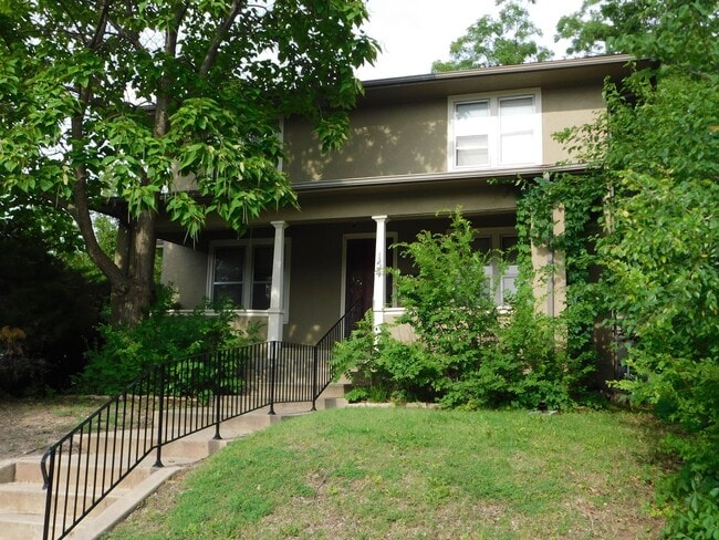 Building Photo - 2-bedroom, 1-bathroom Apartment w/ Basemen...