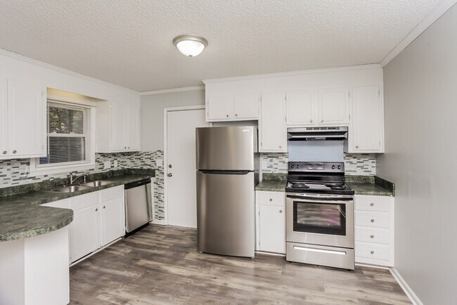 Foto del edificio - Newly Renovated Three Bedroom