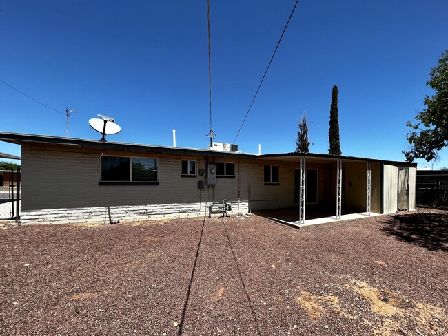 Building Photo - 8024 E Victoria Dr