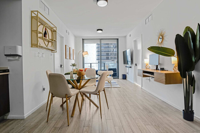 Building Photo - 404 NE 2nd Ave