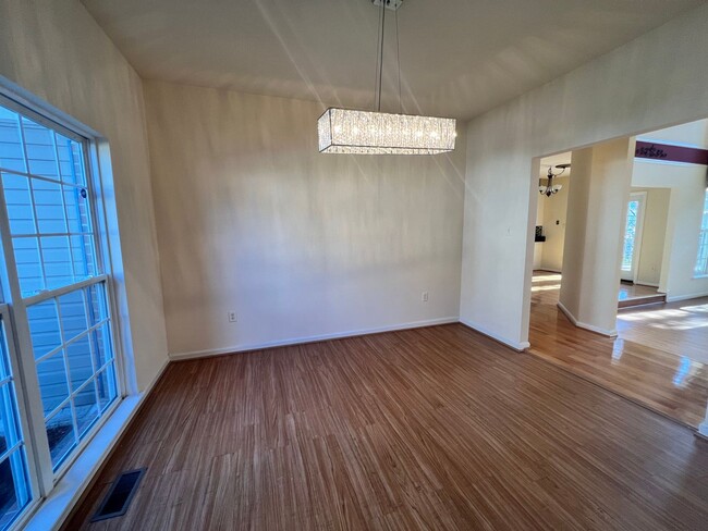 Building Photo - Lavish 4 BR/3.5 BA Single-Family Home in R...