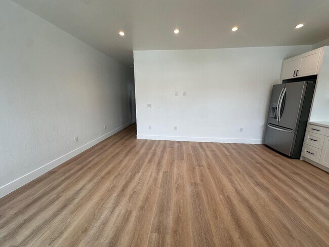 Foto del edificio - 327 Commercial Ave