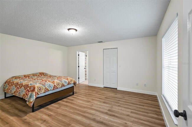 Foto del edificio - 64 Radcliffe Dr