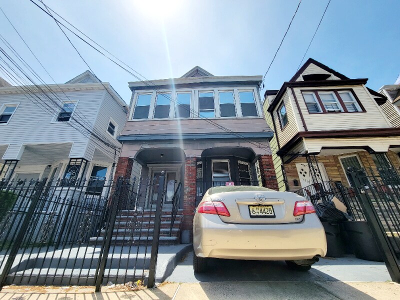 137 Wegman Pkwy Unit 2, Jersey City, NJ 07305 Room for Rent in Jersey