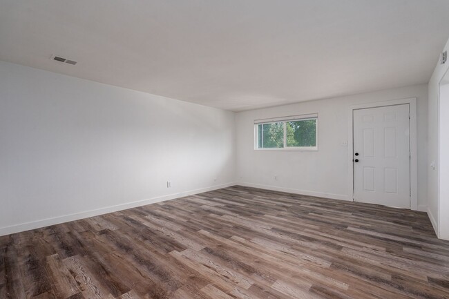 Interior Photo - Jasmine Springs