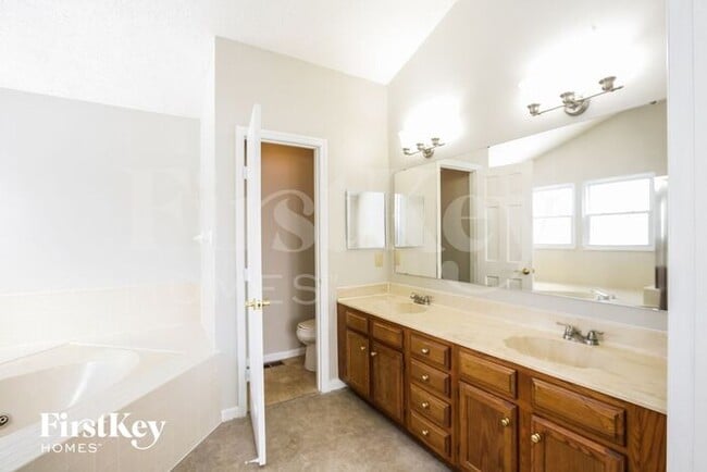 Building Photo - 11255 Baycreek Dr