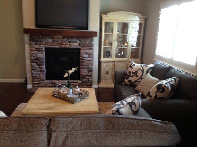 Gas Fireplace in Liv. Rm - 4293 N Cresthaven Ln