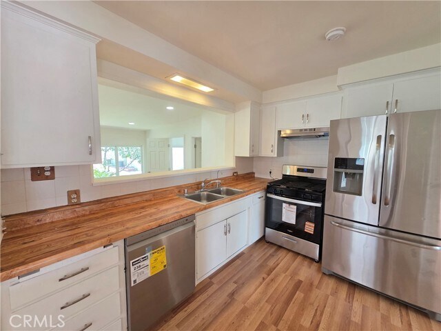 Foto del edificio - 8834 Stansbury Ave