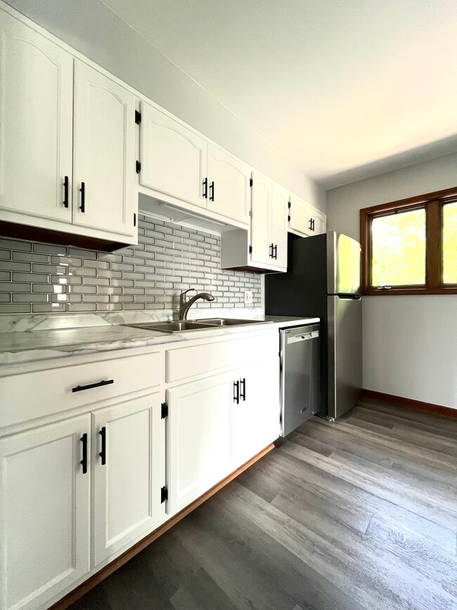 Building Photo - 3722 Crescent Dr