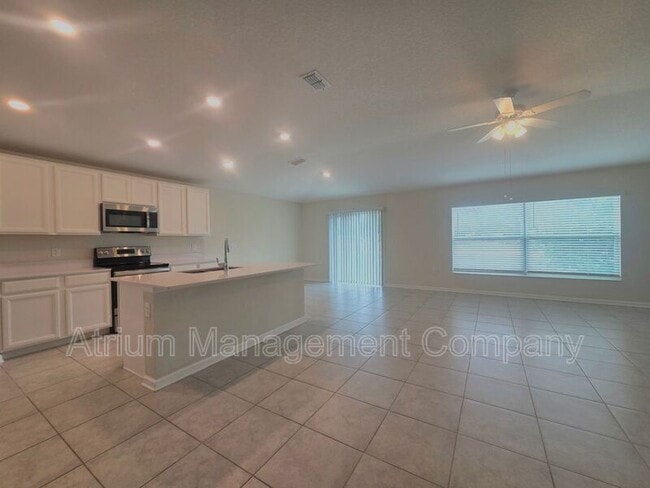 Building Photo - 327 Macarthur St