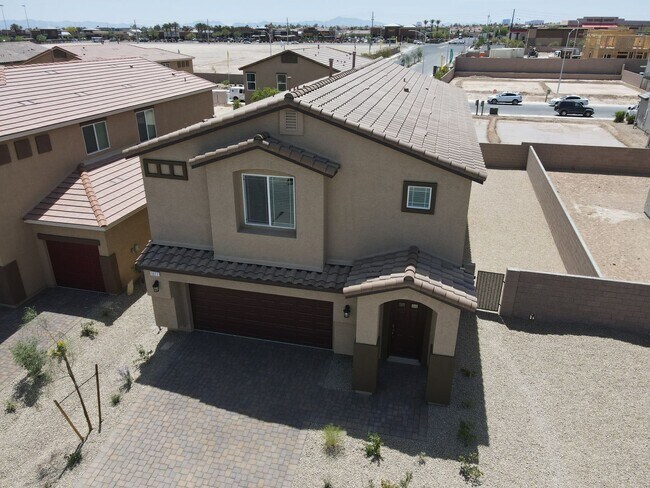 Building Photo - GATED 5 BED 3 BATH 2 CAR GARAGE w/ 1 BED &...