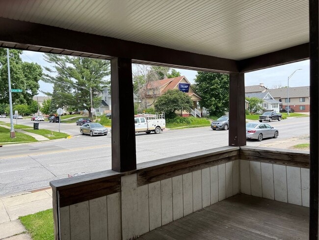 Building Photo - Over 2,000sf and 8 Bedrooms