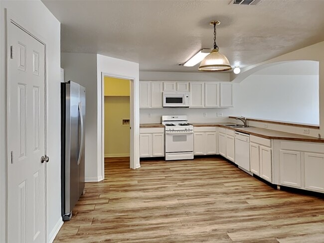 Building Photo - 2518 Halstead Dr