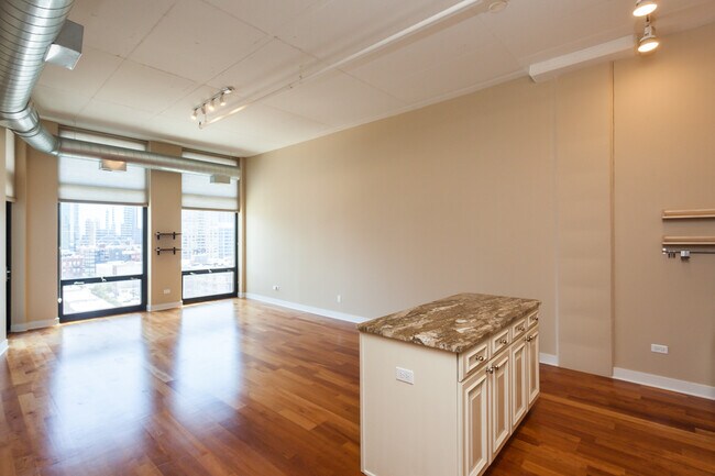 Foto del edificio - 740 W Fulton St