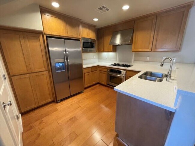 Foto del edificio - Executive Fremont House is like brand new,...