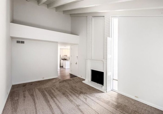 Foto del edificio - 2217 Woodside Ln