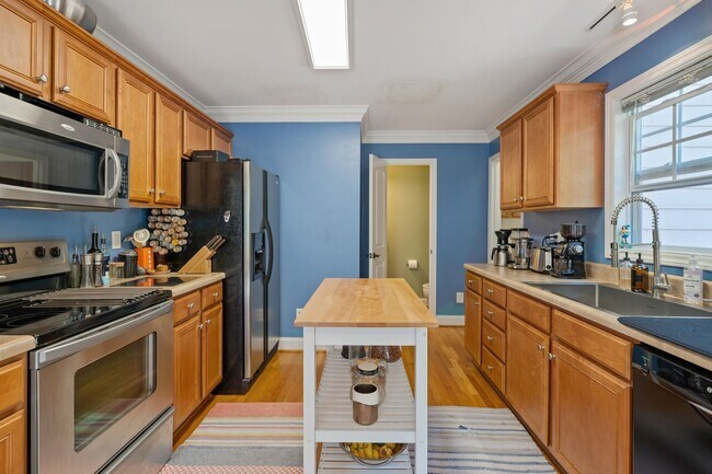 Foto del edificio - PENDING APPLICATION 03/28/26: Available now! Perfect 3br/2.5ba Home Only 1/2 Mile From Durham's B...