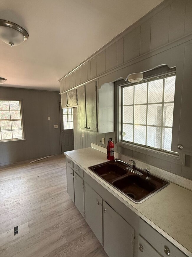 Building Photo - 3 Bed 2 Bath - Nice House in South Jackson on McDowell