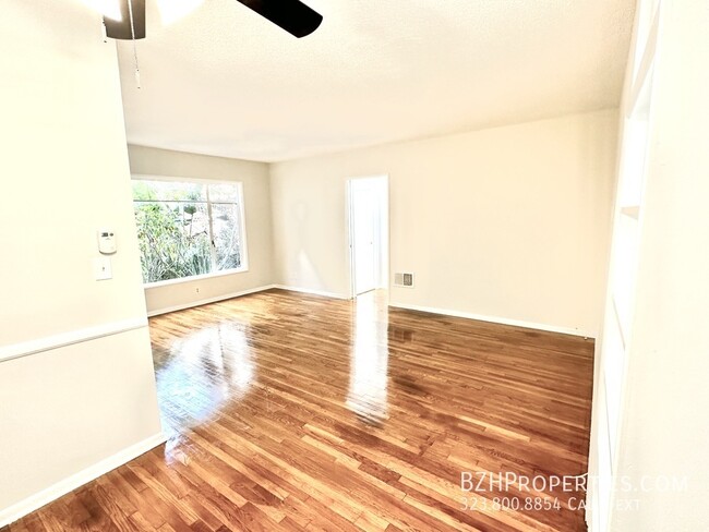 Building Photo - Charming 1 Bedroom 1 Bathroom In West Holl...