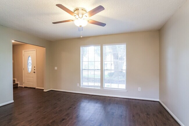 Building Photo - 2305 Parkview Dr