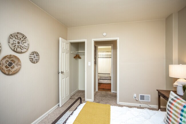 1BR, 1BA - 530 SF - Wakonda Village and Manor Apartment Homes