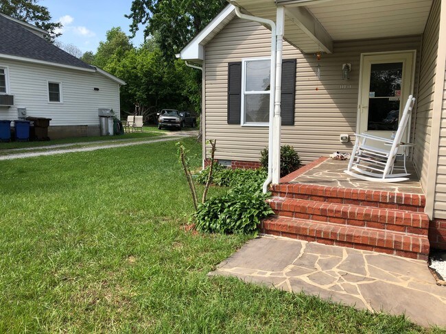 Foto del edificio - 110 Maple Ave