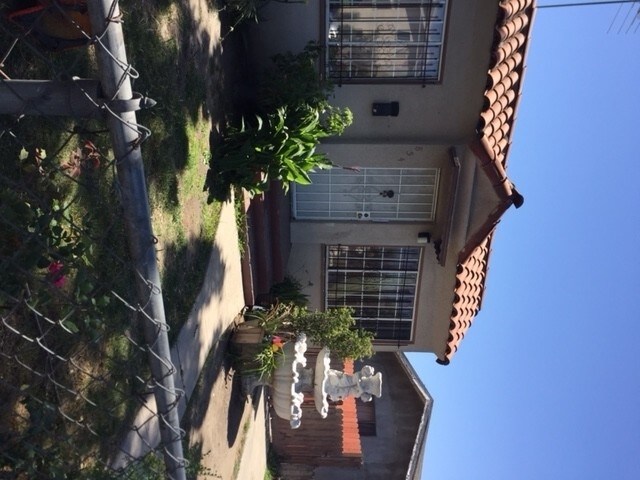 Foto del edificio - 854 E 105th St