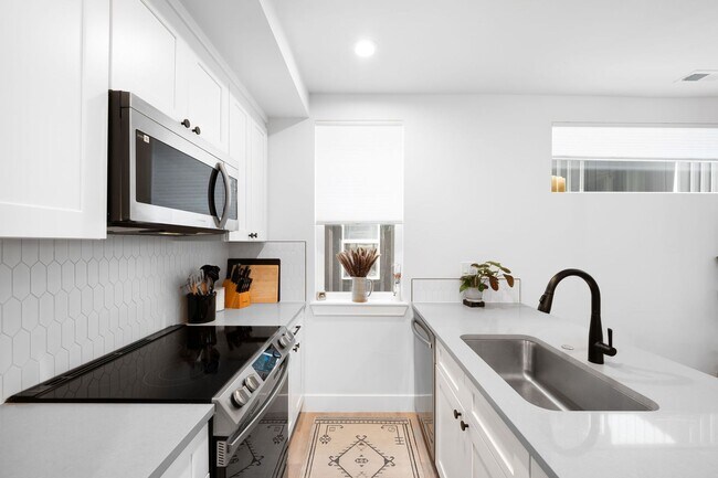 Building Photo - LUX 3BD, 2.5BA University Hills Townhome w...