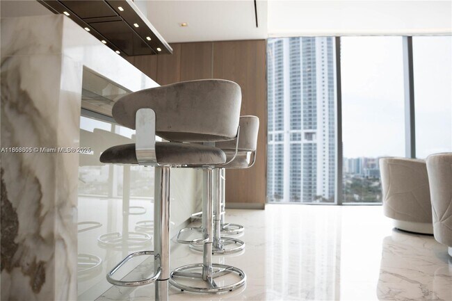 Foto del edificio - 18501 Collins Ave