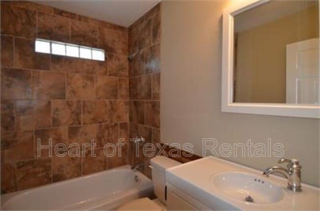 Foto del edificio - 215 Parsons Ln