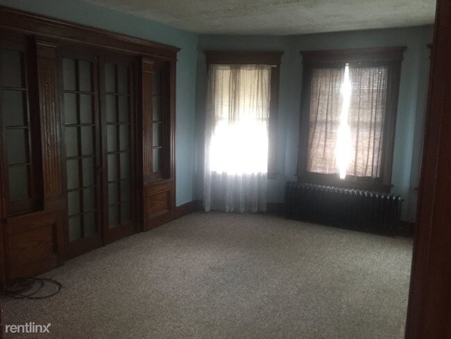 Building Photo - 2 br, 1 bath Apartment - 670 E Broadway